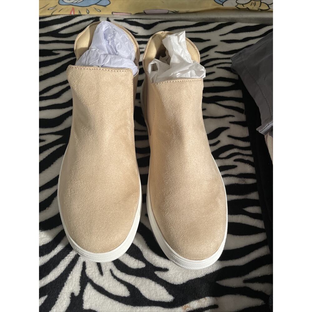 Womens Beige Size 10 Soda Shoes NWOT